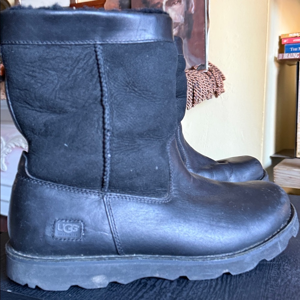 Men’s calf UGGS SIZE 9